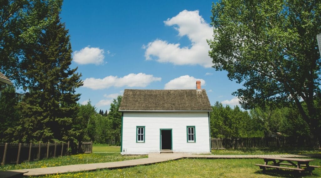 Dom parterowy czy z poddaszem?